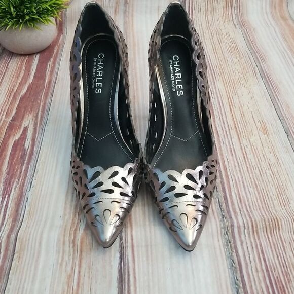 Charles by Charles David Silver Metallic Cut Out Scalloped Heels sz 7 - Picture 3 of 11